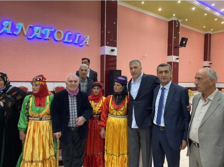 Geloî aşireti mensubu aileler arasında uzun süren bir husumeti sonlandırmak için düzenlenmiş bir organizasyon. Özgün kadın kıyafetleri aşiretin .jpg Geloî aşireti mensubu aileler arasında uzun süren bir husumeti sonlandırmak için düzenlenmiş bir organizasyon. Özgün kadın kıyafetleri aşiretin .jpg